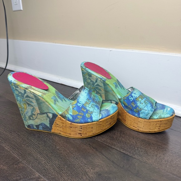 🌿 SAVE THE QUEEN! Italian Graphic Wedge Mule Heels - Picture 12 of 12